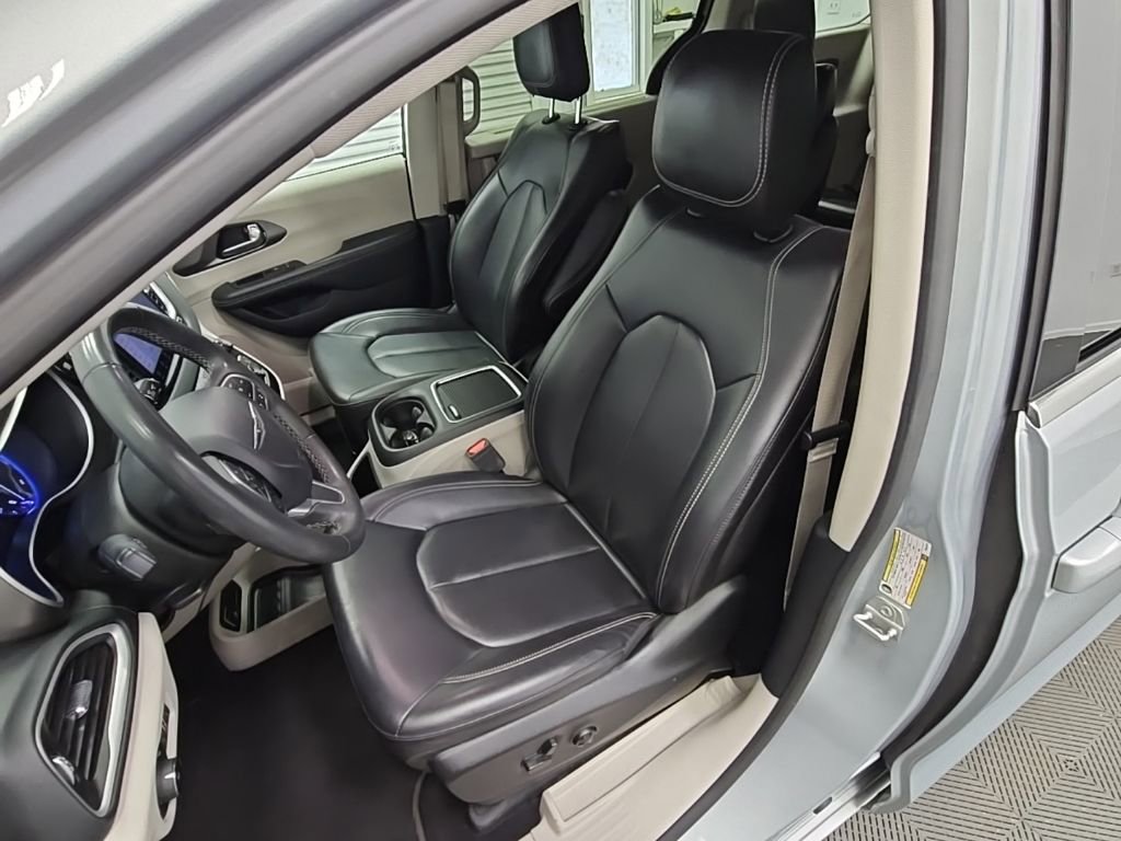 Used 2023 Chrysler Pacifica Touring-L image 28
