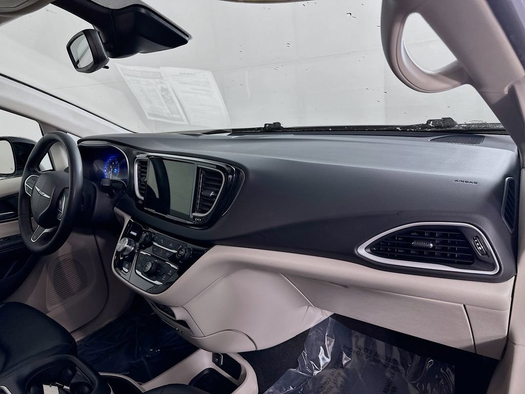 Certified 2024 Chrysler Pacifica Touring-L image 40