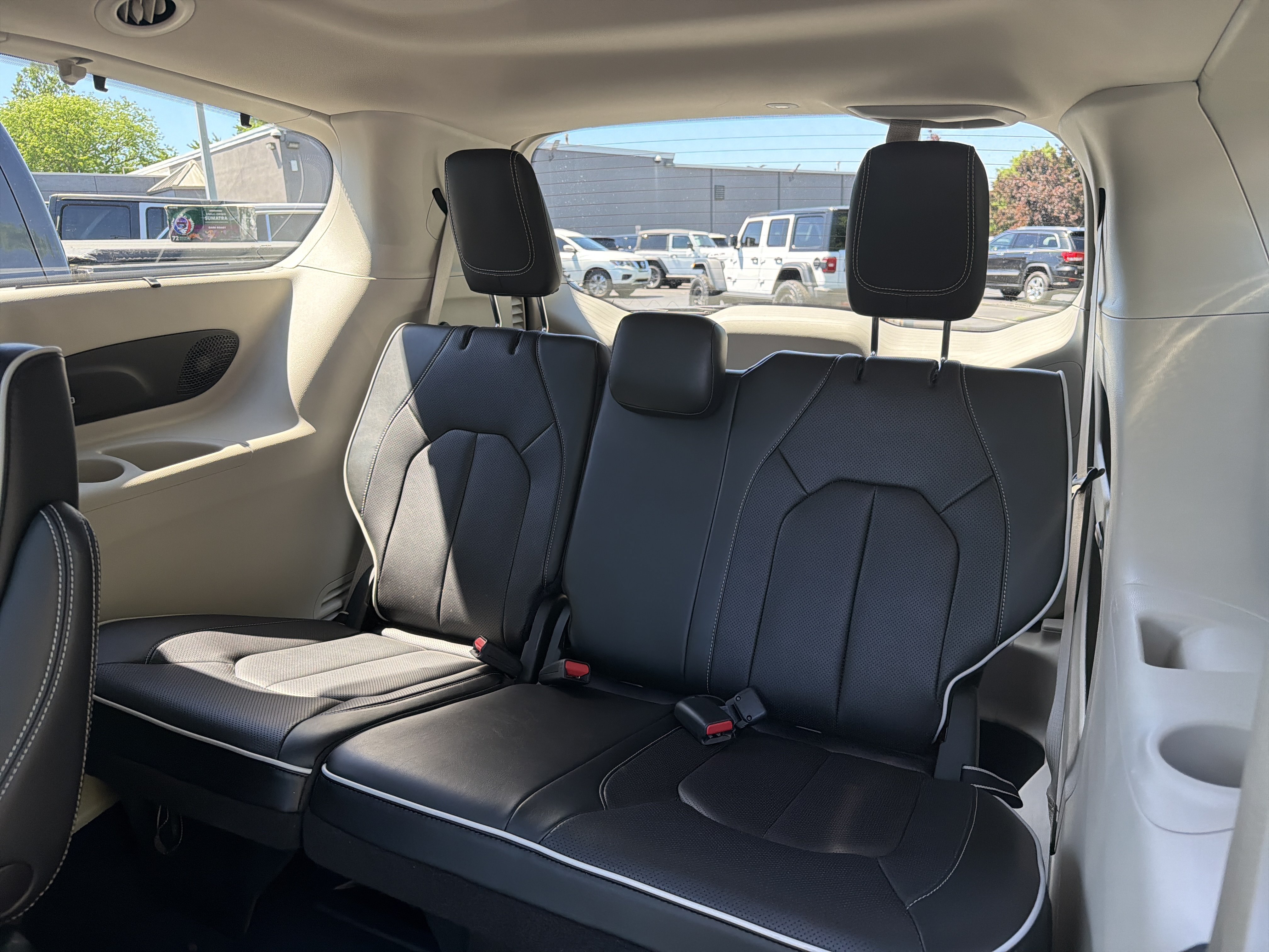 Used 2023 Chrysler Pacifica Limited FWD image 11