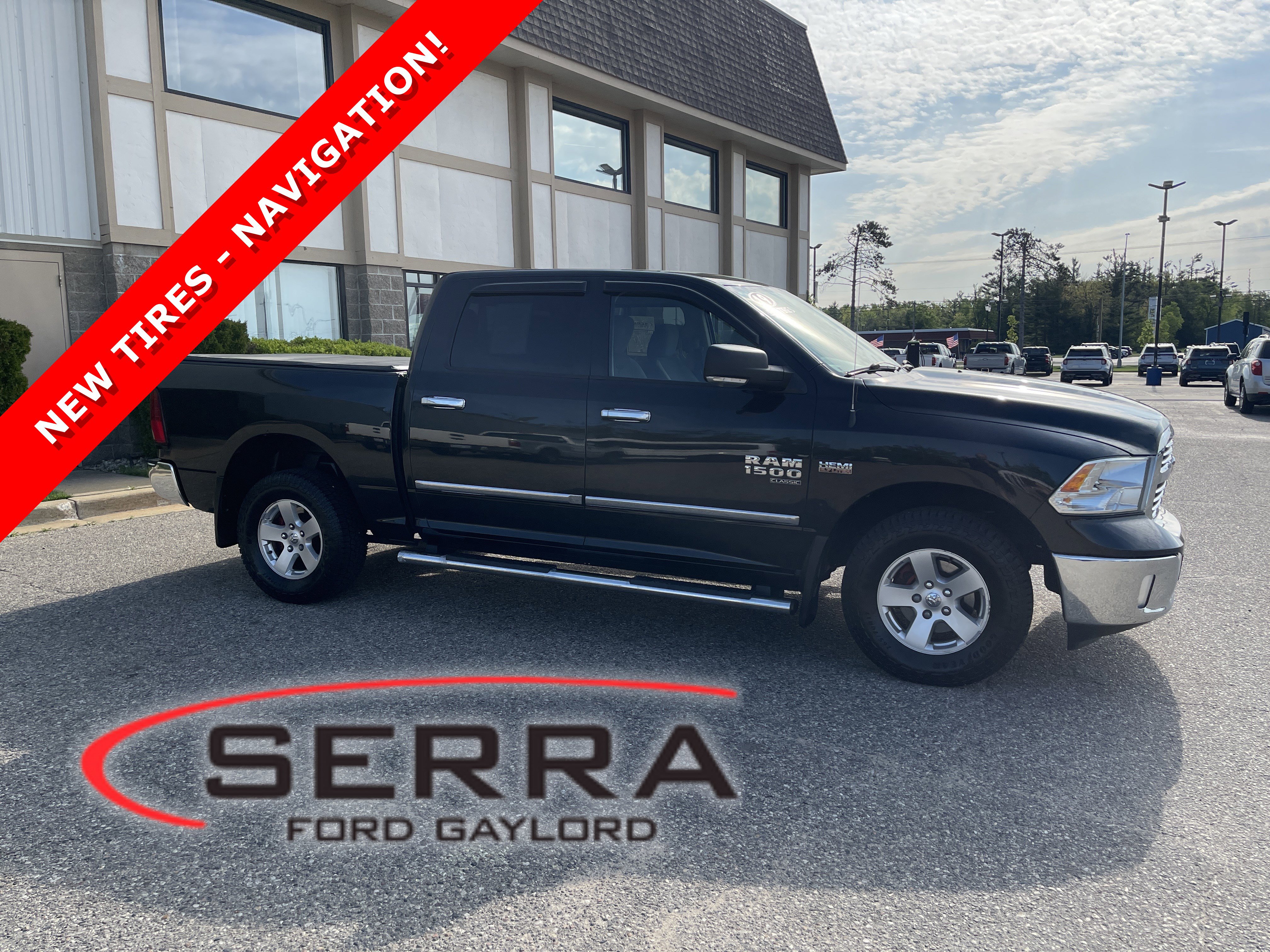 Used 2019 RAM 1500 Classic SLT w/ SLT Plus D←cor Group AWD/4WD image 1