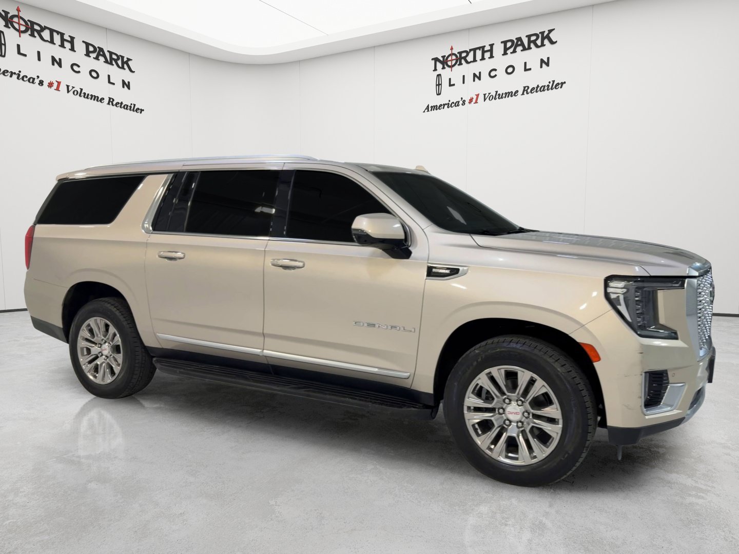 Used 2023 GMC Yukon XL Denali AWD/4WD image 3