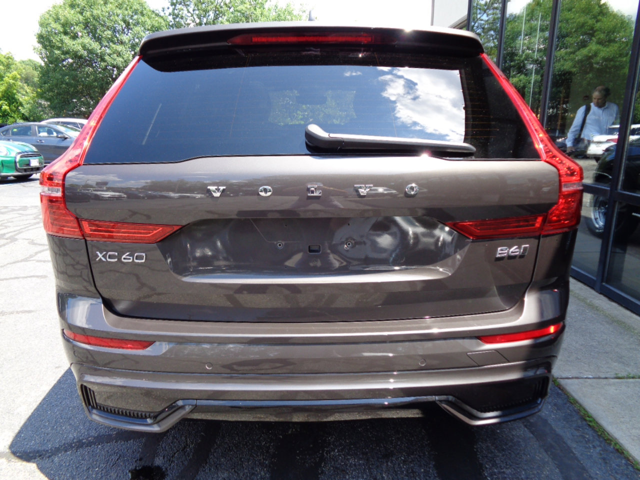 Used 2022 Volvo XC60 B6 R-Design image 6