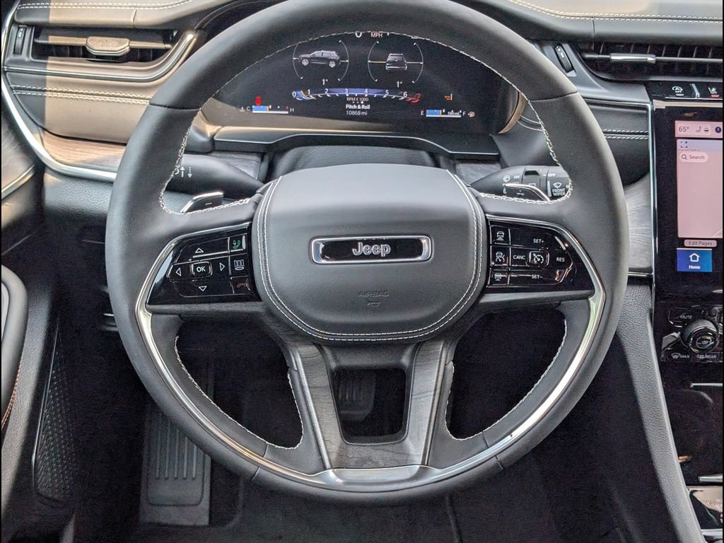 Used 2025 Jeep Grand Cherokee Overland w/ Luxury Tech Group IV AWD/4WD image 12