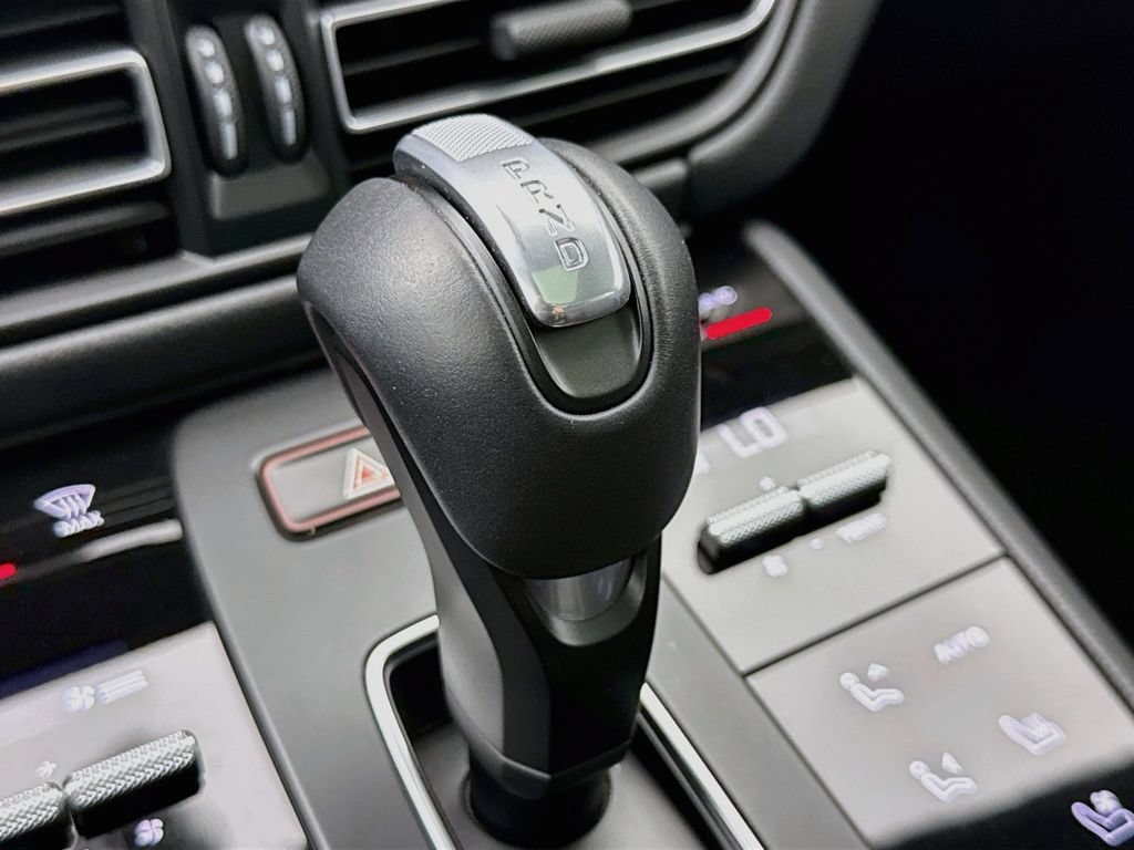 Used 2025 Porsche Macan AWD/4WD image 21