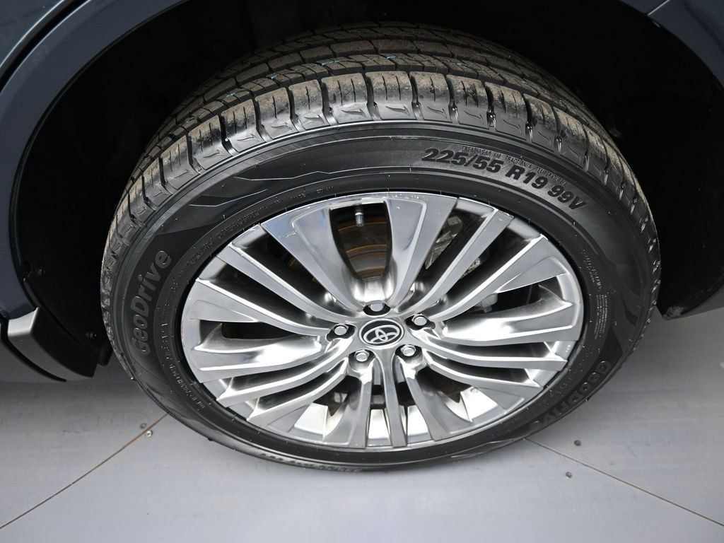 Certified 2023 Toyota Venza XLE AWD/4WD image 15