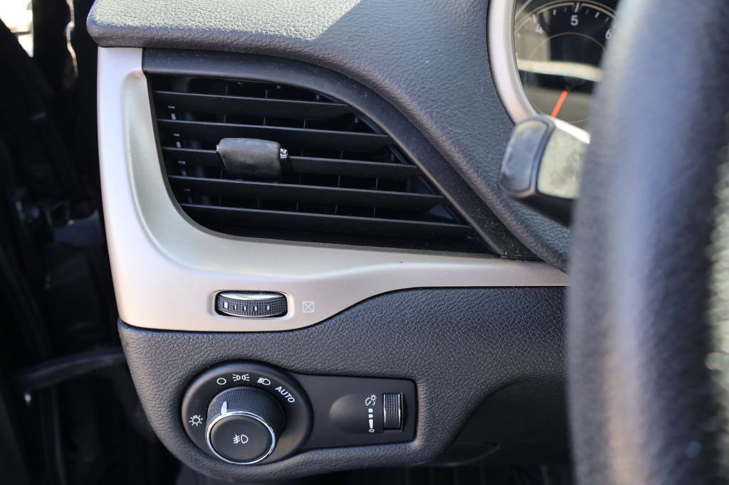 Used 2018 Jeep Cherokee Latitude FWD image 26