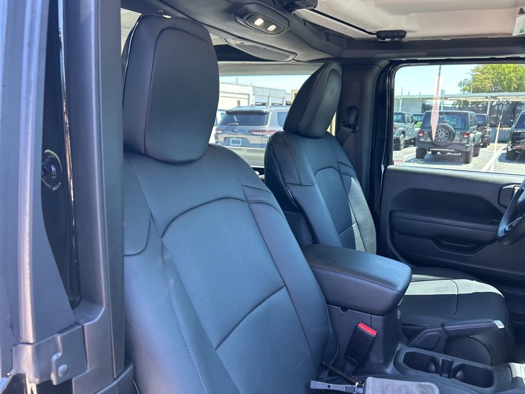 Used 2025 Jeep Wrangler Sport AWD/4WD image 21