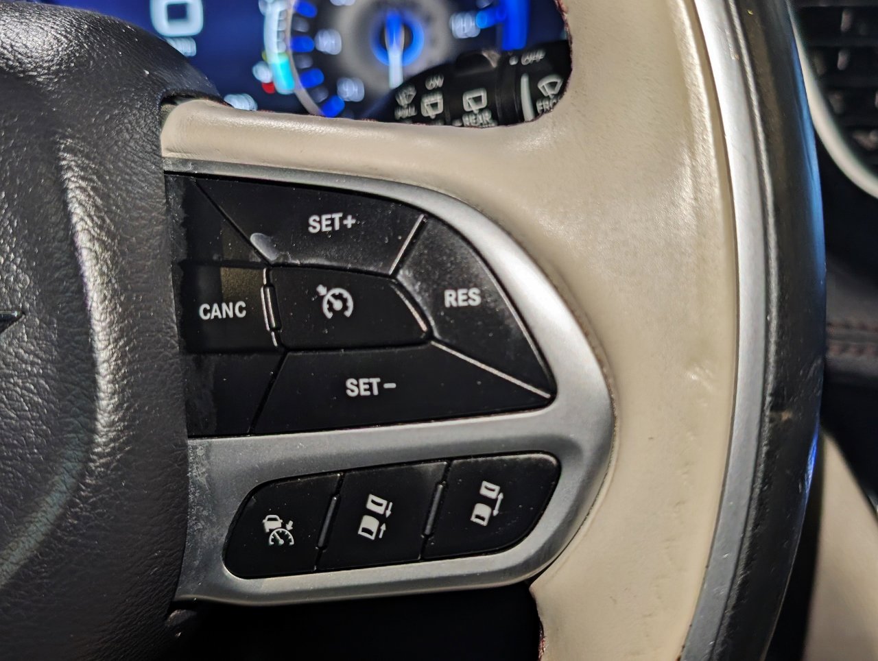 Used 2017 Chrysler Pacifica Limited image 60