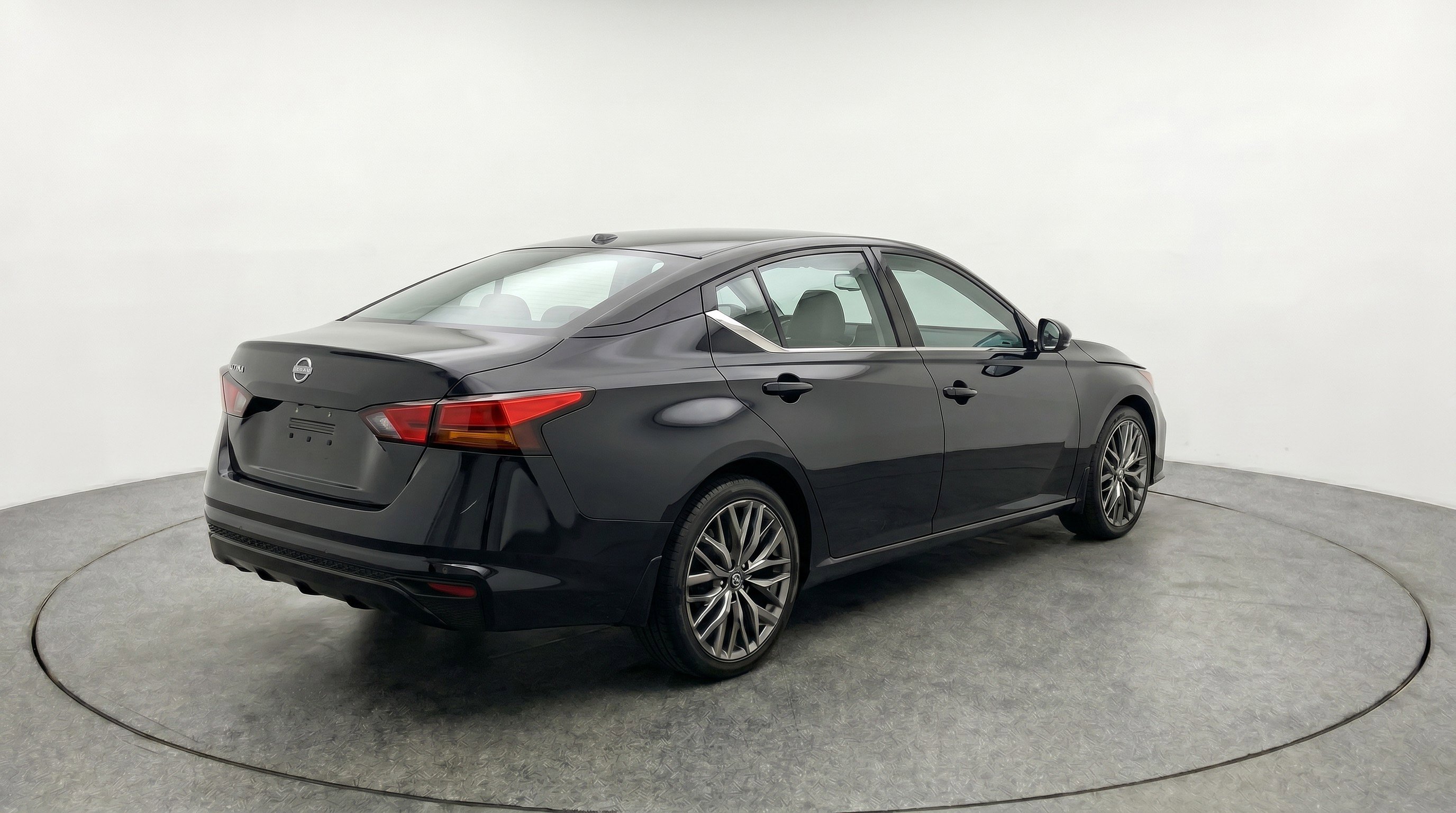 Used 2025 Nissan Altima 2.5 SV FWD image 9