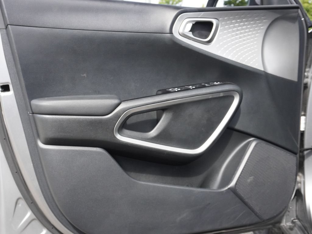 Used 2025 Kia Soul LX w/ LX Technology Package FWD image 20