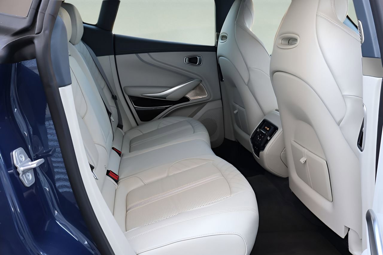 Used 2025 Aston Martin DBX 707 image 20