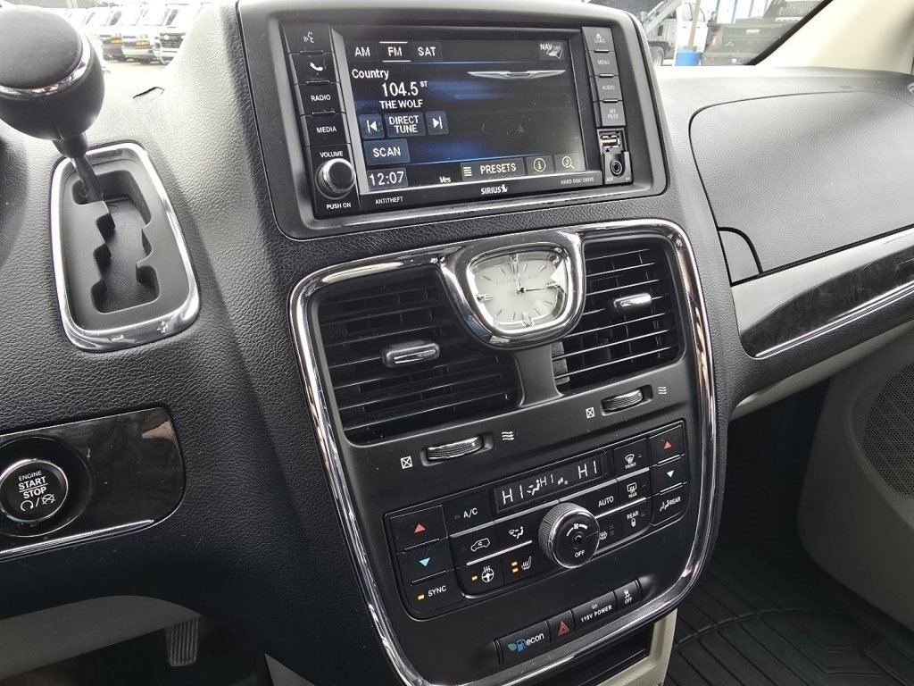 Used 2015 Chrysler Town & Country Touring-L w/ Driver Convenience Group image 23
