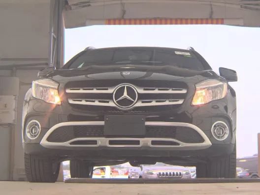 Used 2018 Mercedes-Benz GLA 250 4MATIC w/ Premium Package image 3