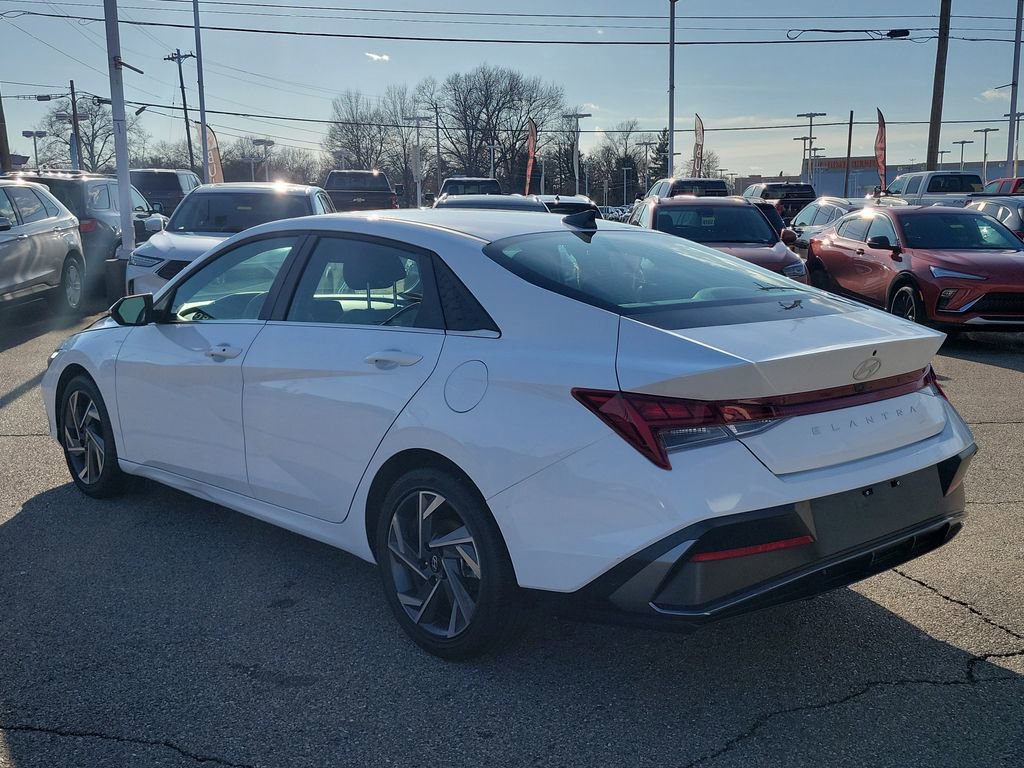 Used 2025 Hyundai Elantra SEL image 3