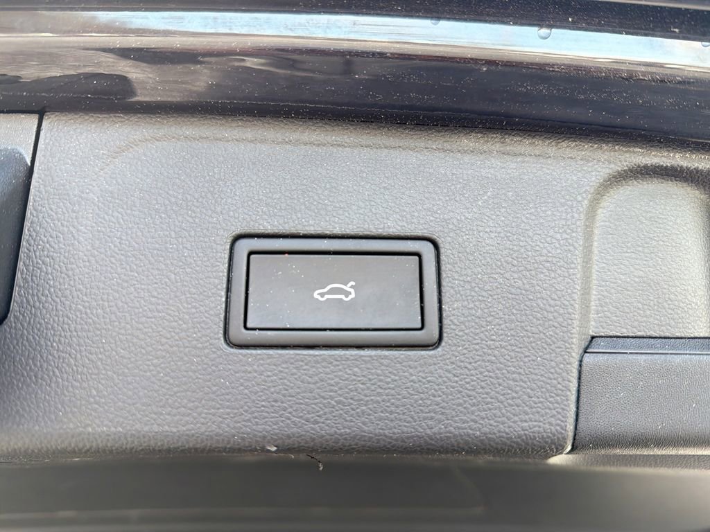 Used 2025 Volkswagen Atlas SE image 39