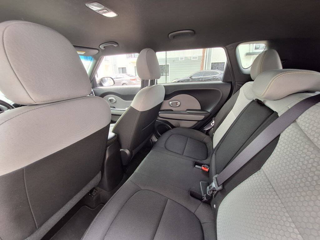 Used 2016 Kia Soul + FWD image 18