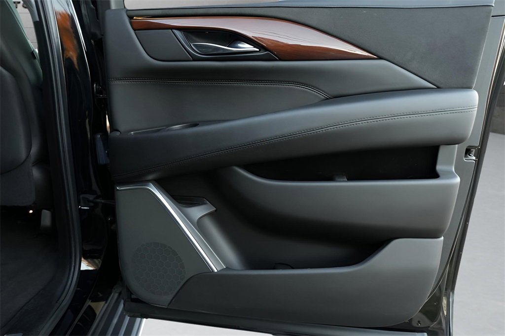 Used 2020 Cadillac Escalade ESV 4WD image 36