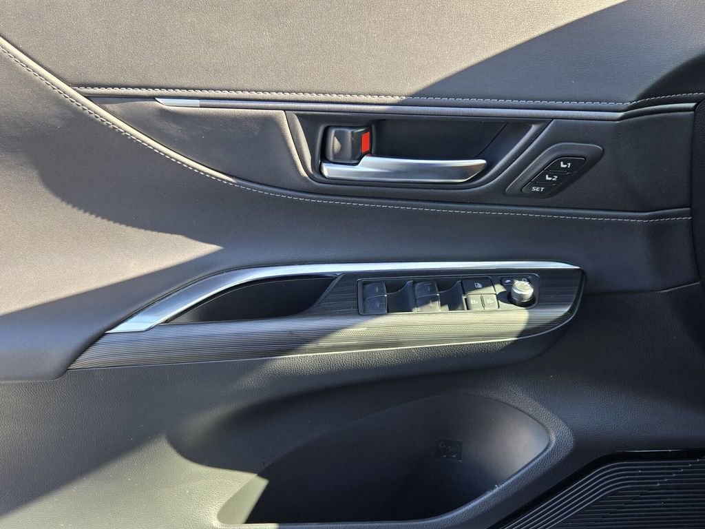 Used 2024 Toyota Venza Nightshade AWD/4WD image 31