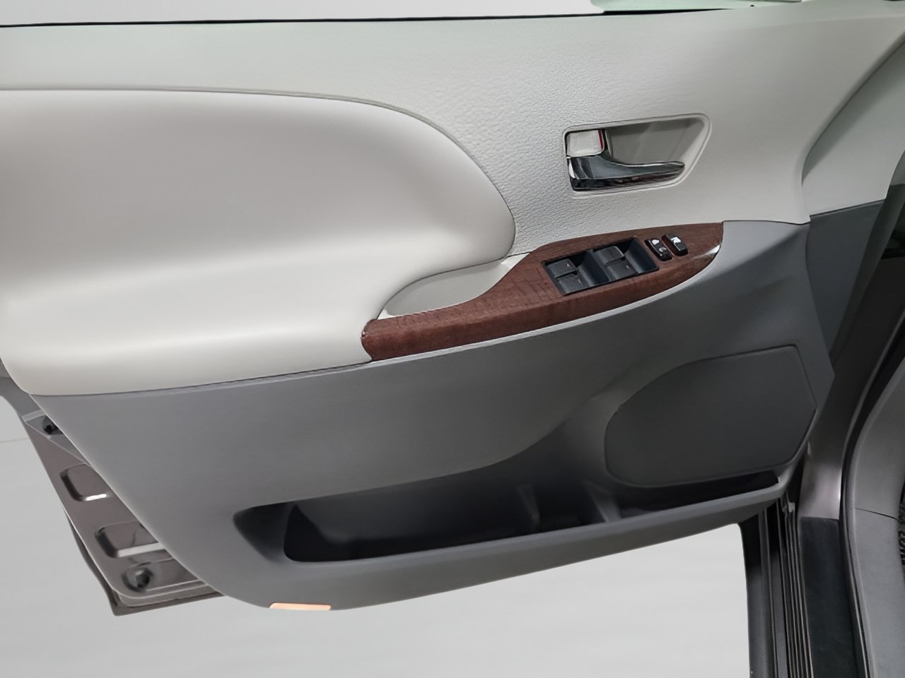 Used 2014 Toyota Sienna XLE w/ Entertainment Package FWD image 23