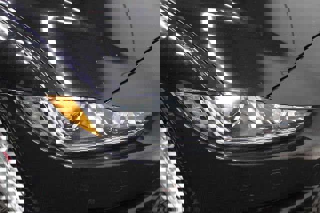 Used 2017 Jaguar XE Premium image 25