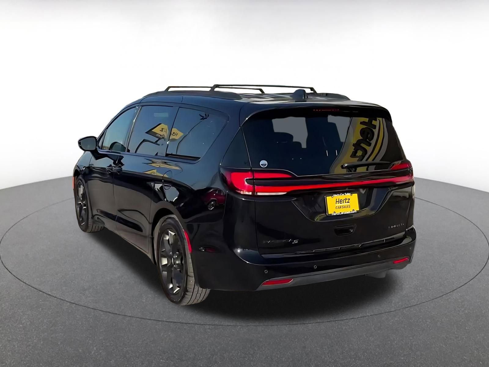 Used 2025 Chrysler Pacifica Limited image 10