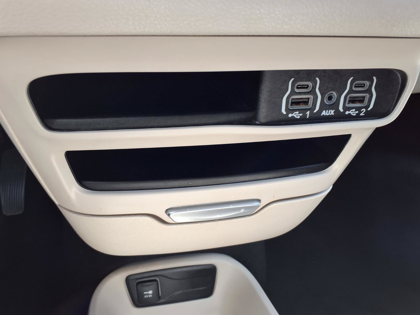 Used 2024 Chrysler Pacifica Touring-L FWD image 10