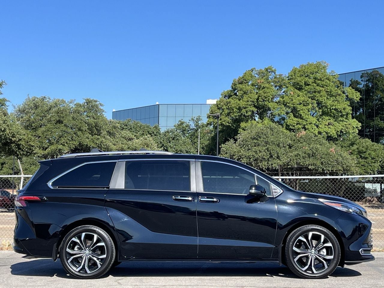 Used 2025 Toyota Sienna Platinum FWD image 3