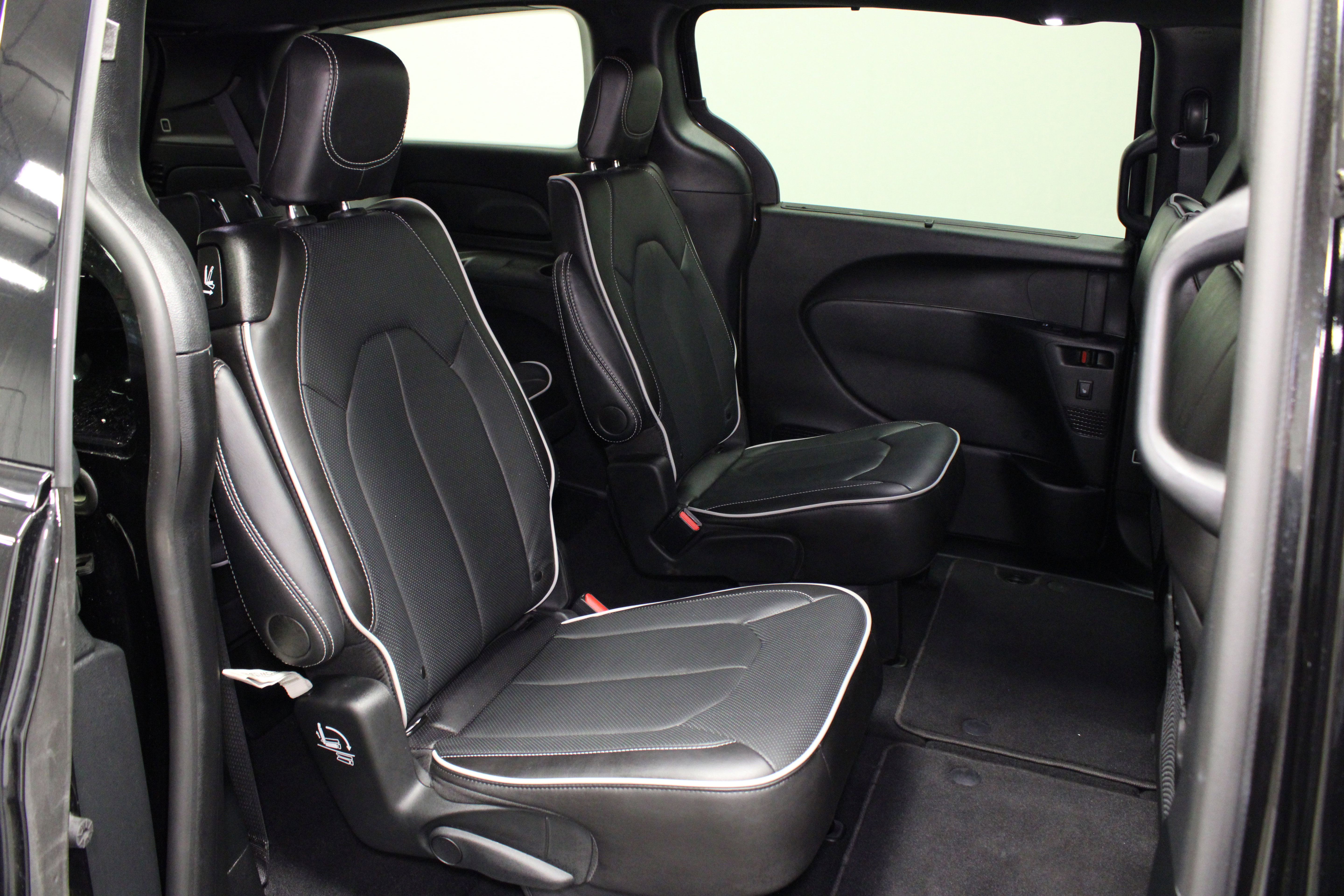 Used 2026 Chrysler Pacifica Limited w/ S Appearance Package FWD image 16