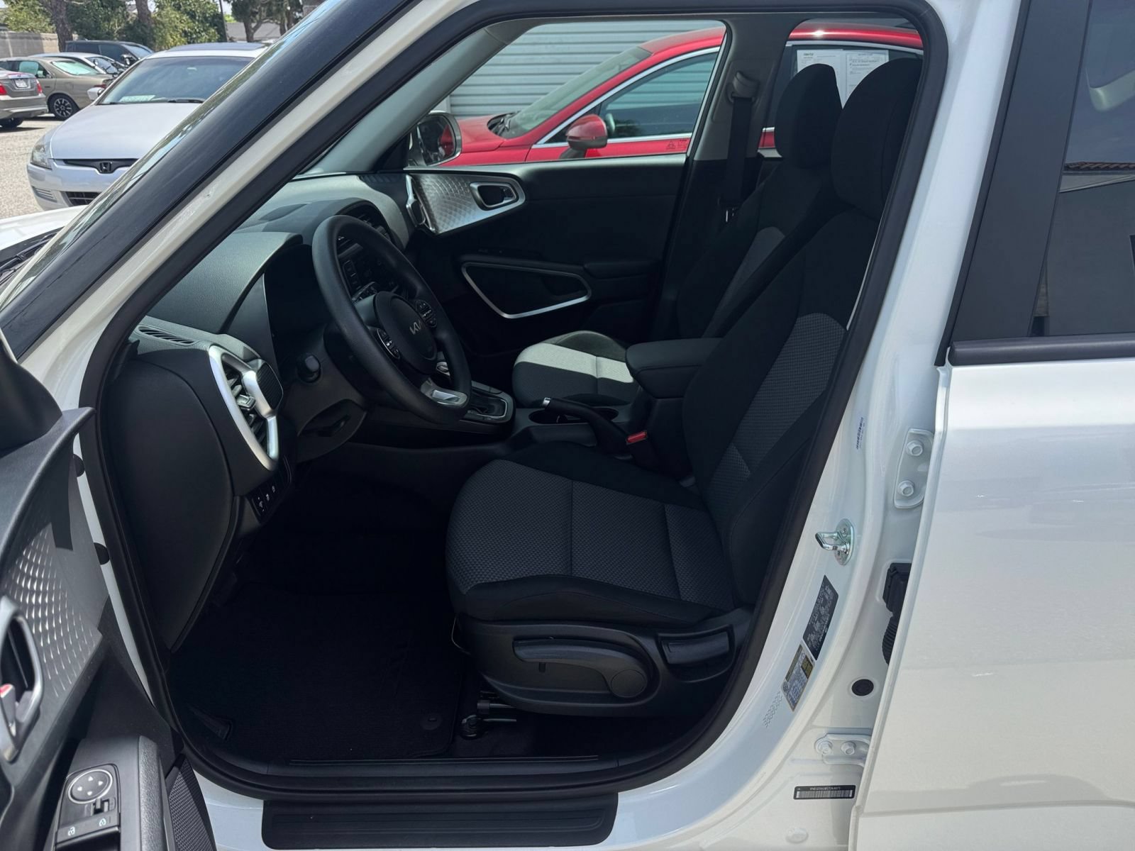 Used 2025 Kia Soul LX w/ LX Technology Package FWD image 24