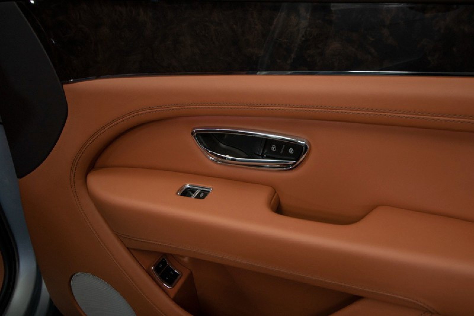 Used 2023 Bentley Bentayga Plug-In Hybrid image 52