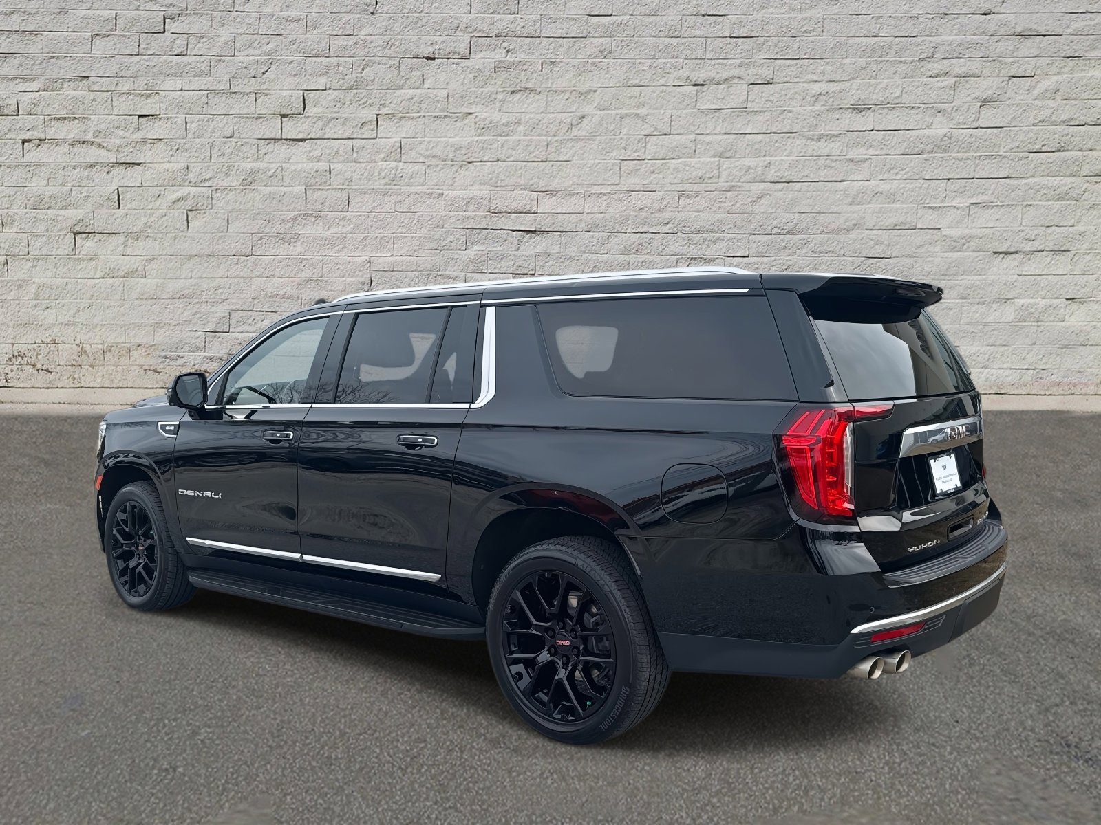 Used 2023 GMC Yukon XL Denali AWD/4WD image 3