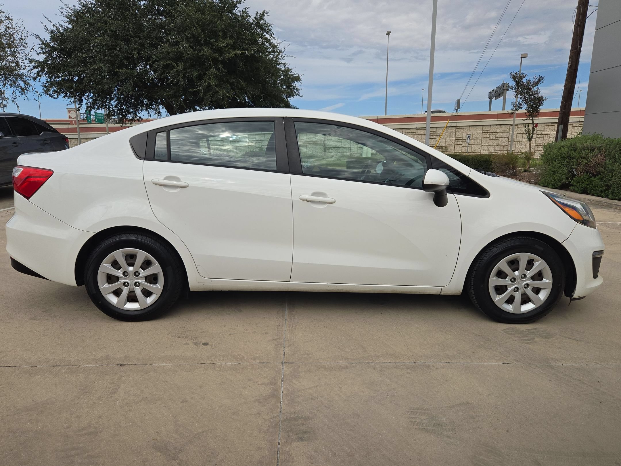 Used 2017 Kia Rio LX w/ Power Package FWD image 2