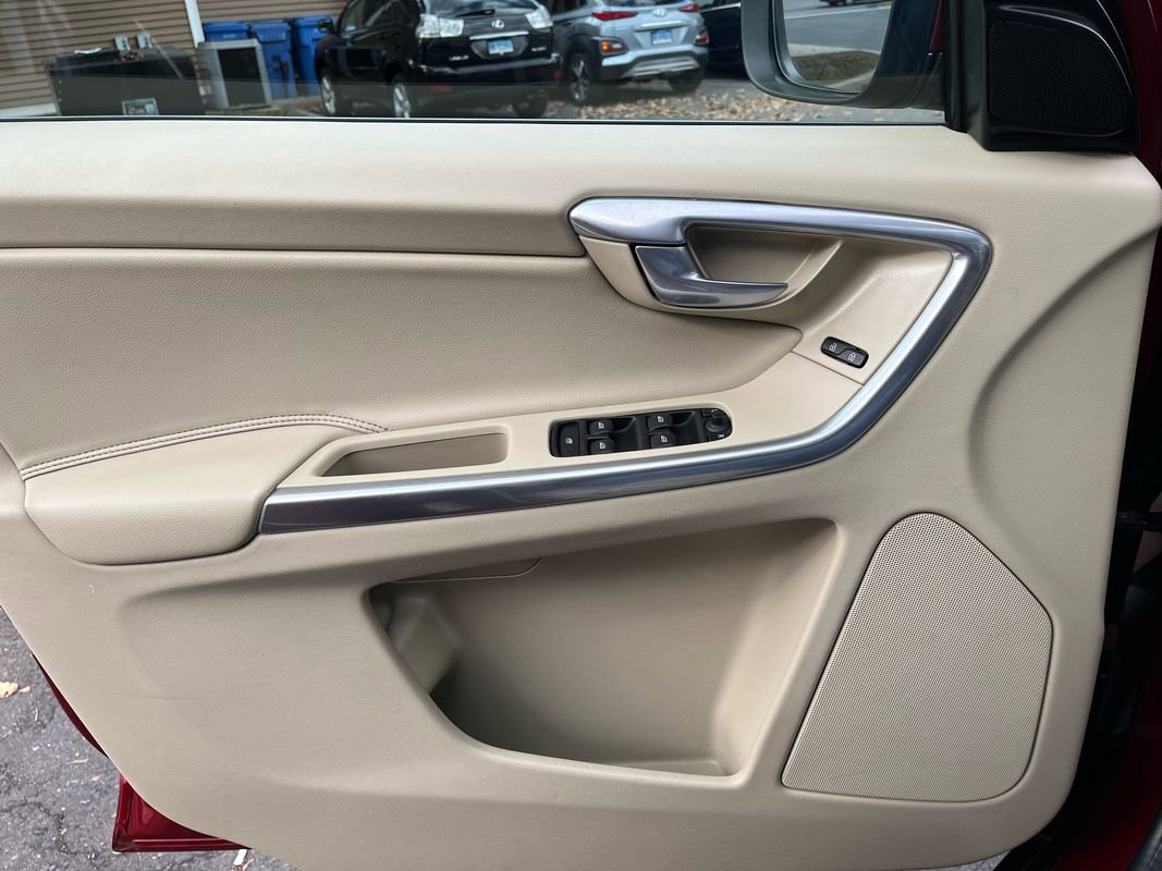 Used 2016 Volvo XC60 T6 w/ Proximity Package image 18