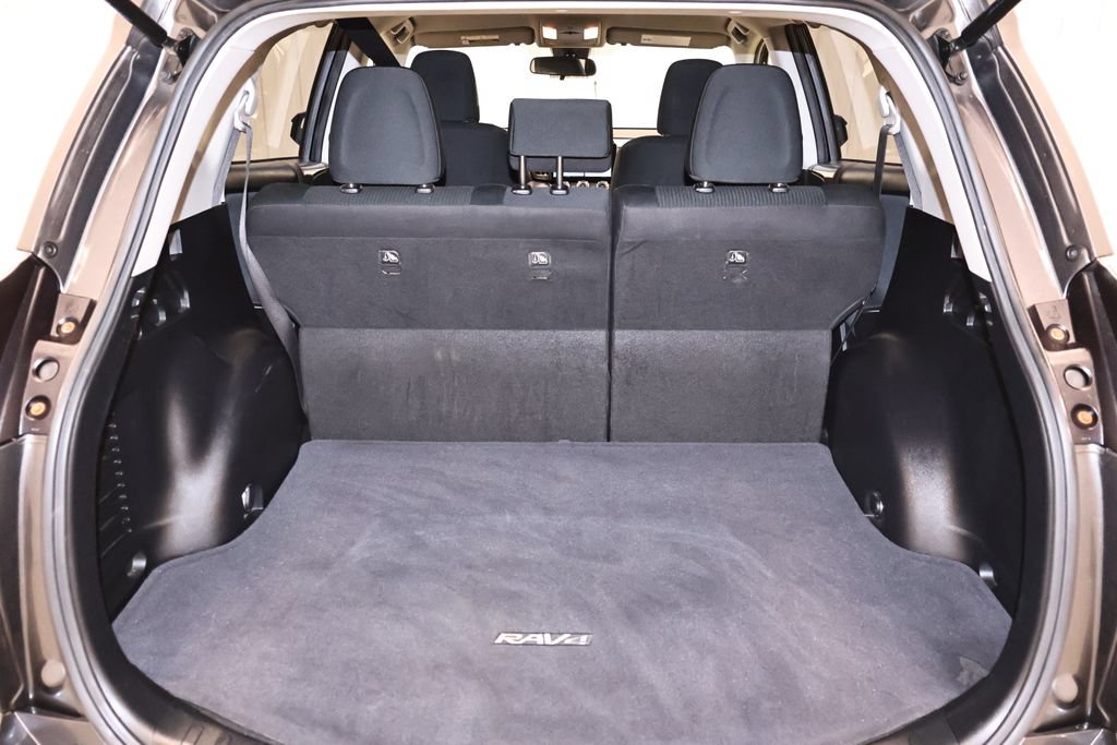 Used 2018 Toyota RAV4 LE w/ Carpet Mat Package AWD/4WD image 28