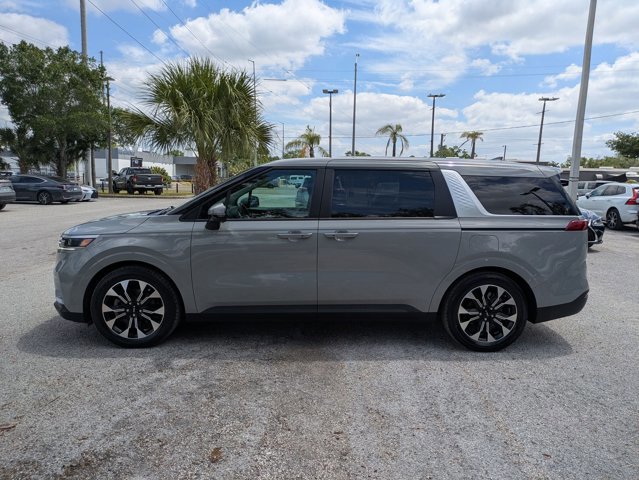 Used 2023 Kia Carnival EX image 9