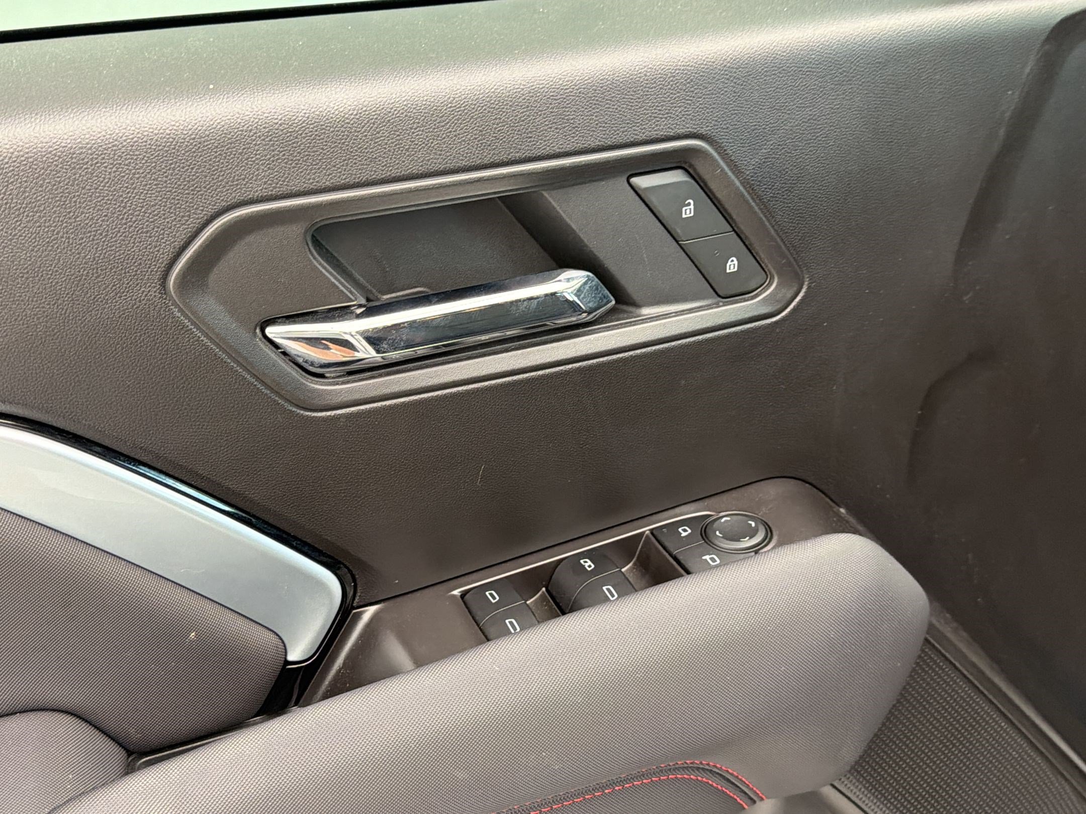 Used 2025 Chevrolet Colorado Z71 AWD/4WD image 15