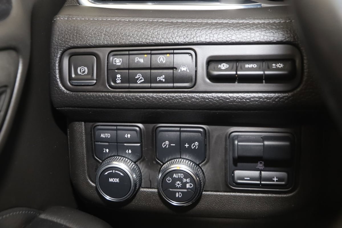 Used 2023 GMC Yukon XL Denali w/ Advanced Technology Package AWD/4WD image 30