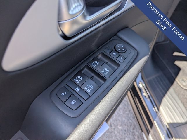 Used 2025 Chrysler Pacifica Premium FWD image 27