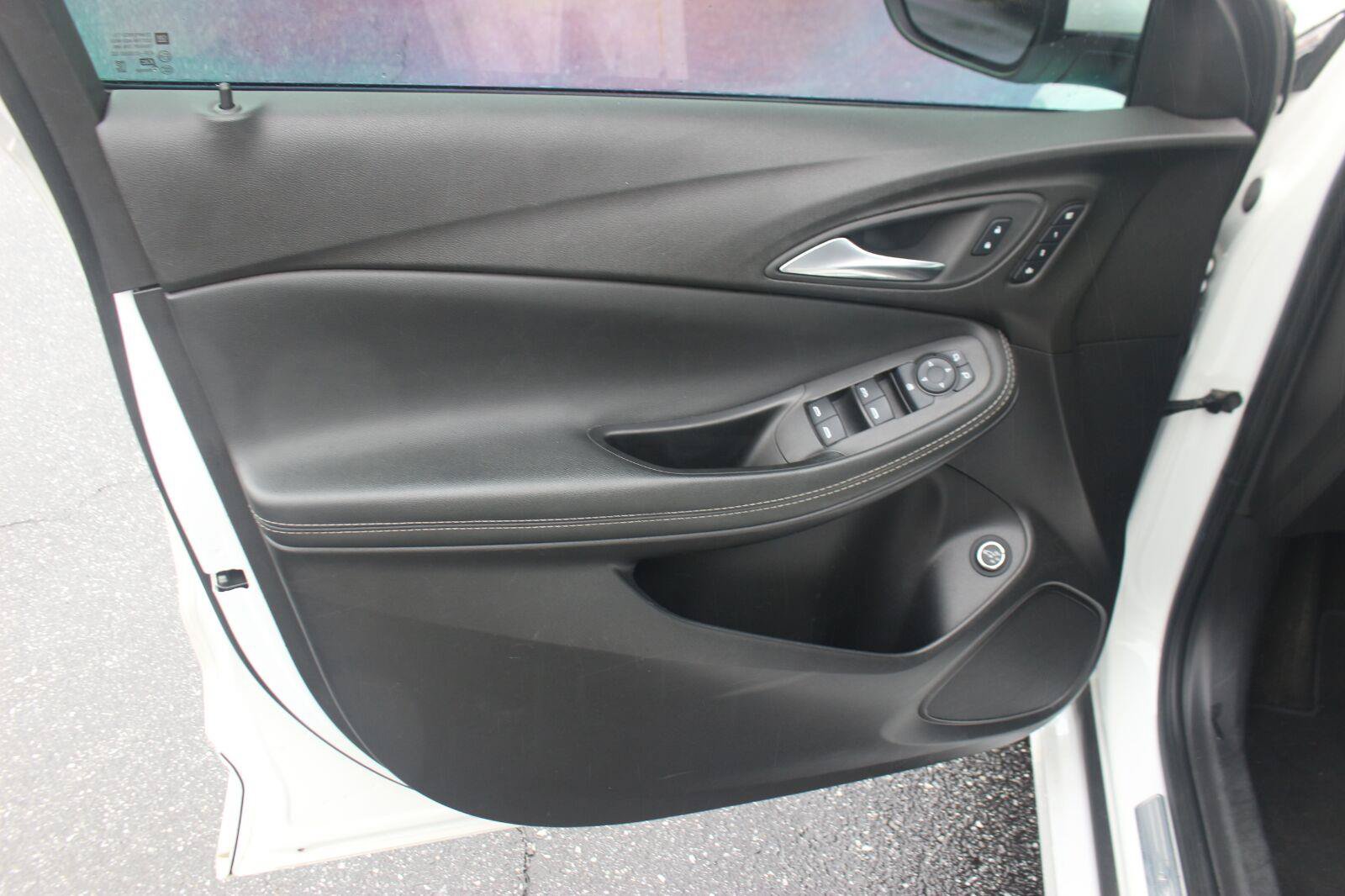 Used 2022 Buick Encore GX Essence w/ Advanced Technology Package FWD image 12
