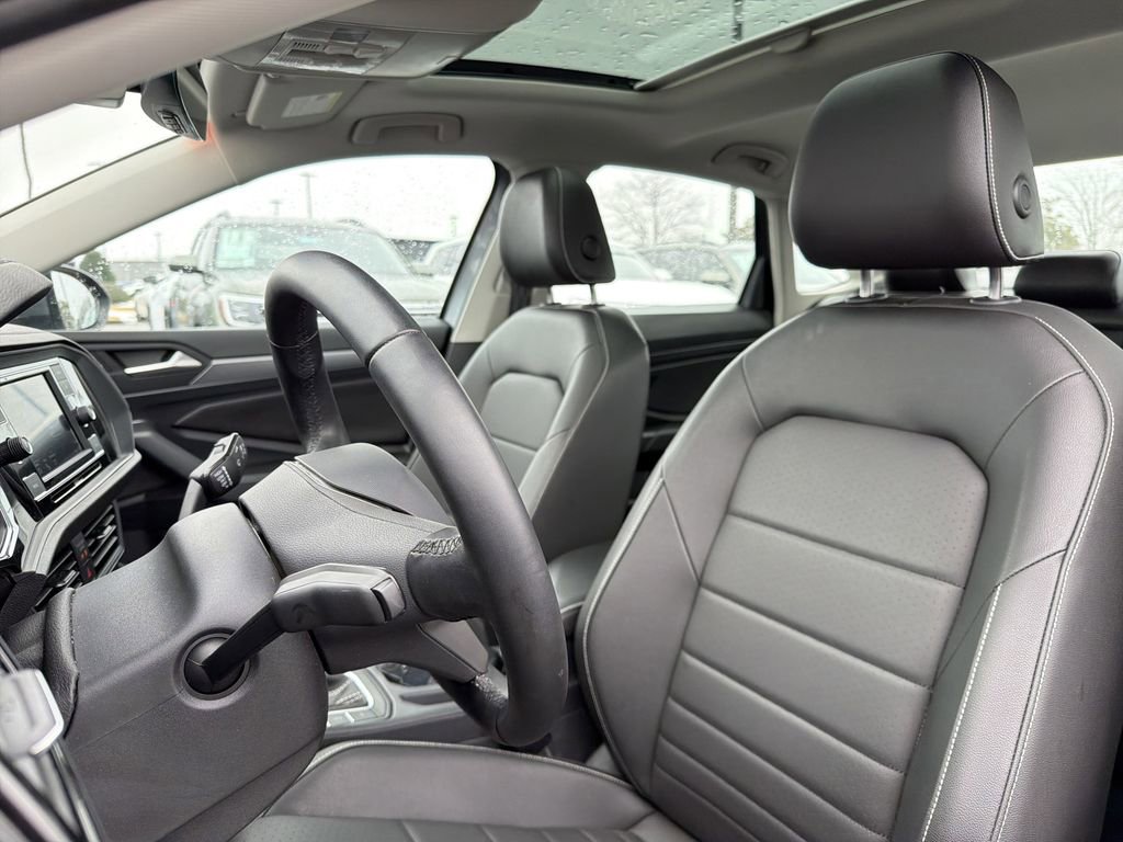 Used 2023 Volkswagen Jetta SE w/ Panoramic Sunroof Package image 12