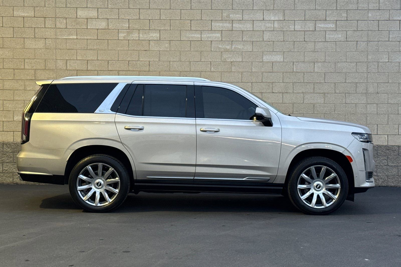 Certified 2024 Cadillac Escalade Premium Luxury Platinum w/ Heavy-Duty Trailer Package image 3