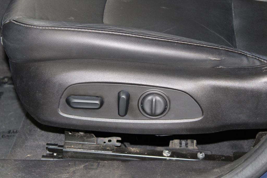 Used 2017 Chevrolet Malibu LT w/ Leather Package FWD image 18