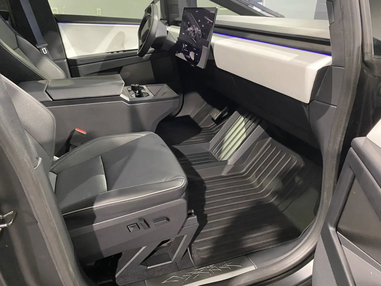 Used 2024 Tesla Cybertruck AWD Crew Cab image 5