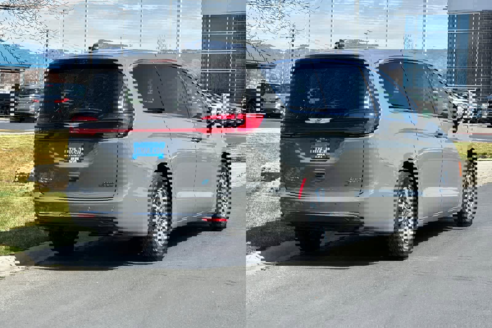 Used 2025 Chrysler Pacifica Select w/ Uconnect Theater Family Group image 2