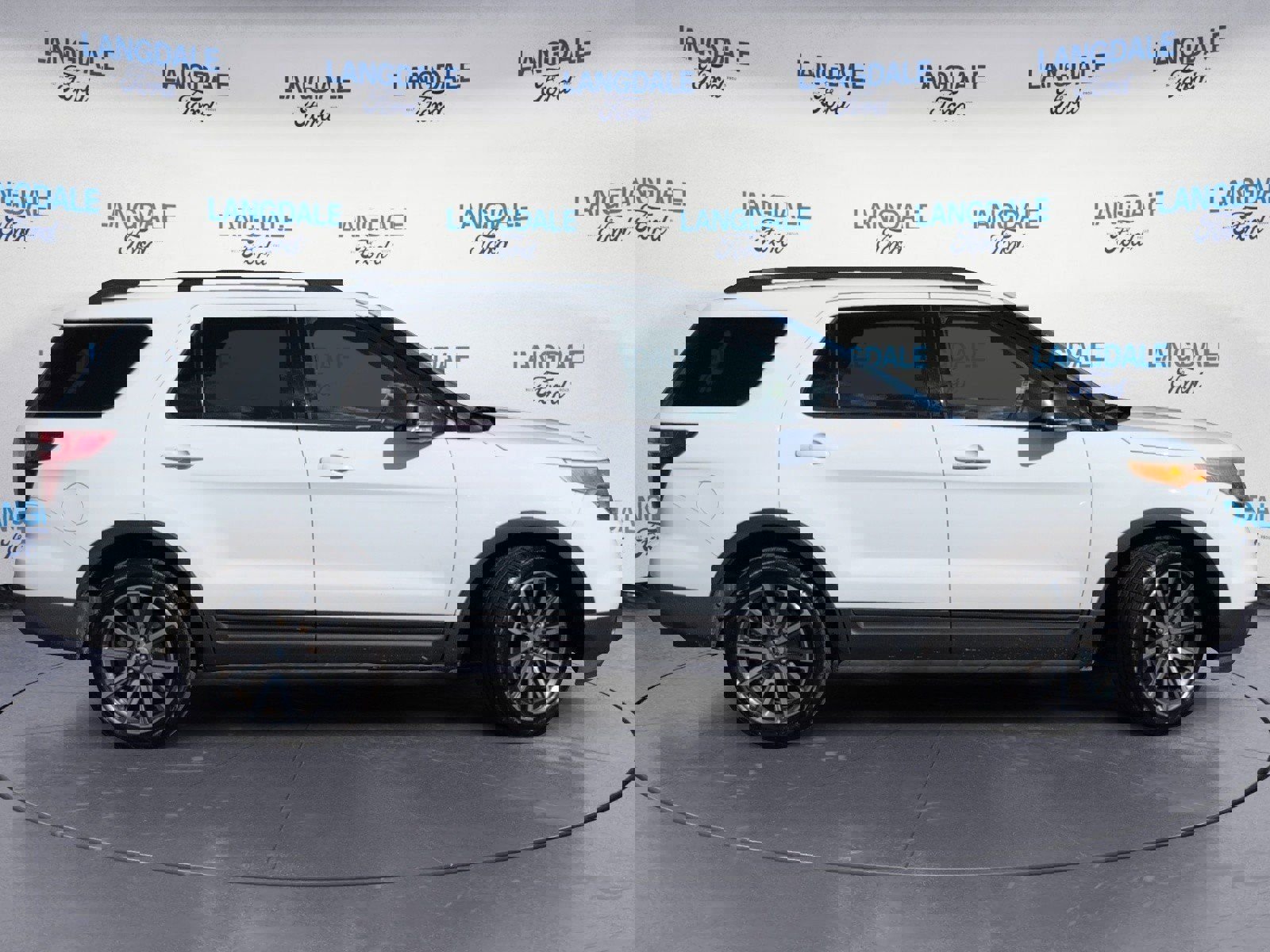 Used 2015 Ford Explorer XLT w/ Equipment Group 202A image 3