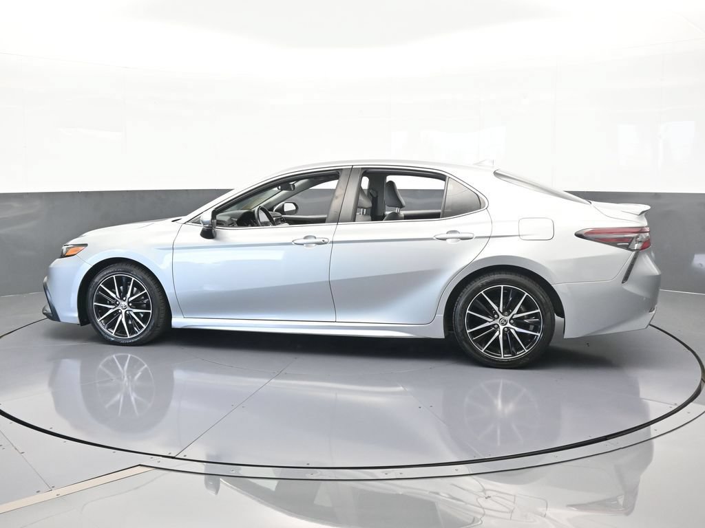 Used 2021 Toyota Camry SE w/ Cold Weather Package AWD/4WD image 3