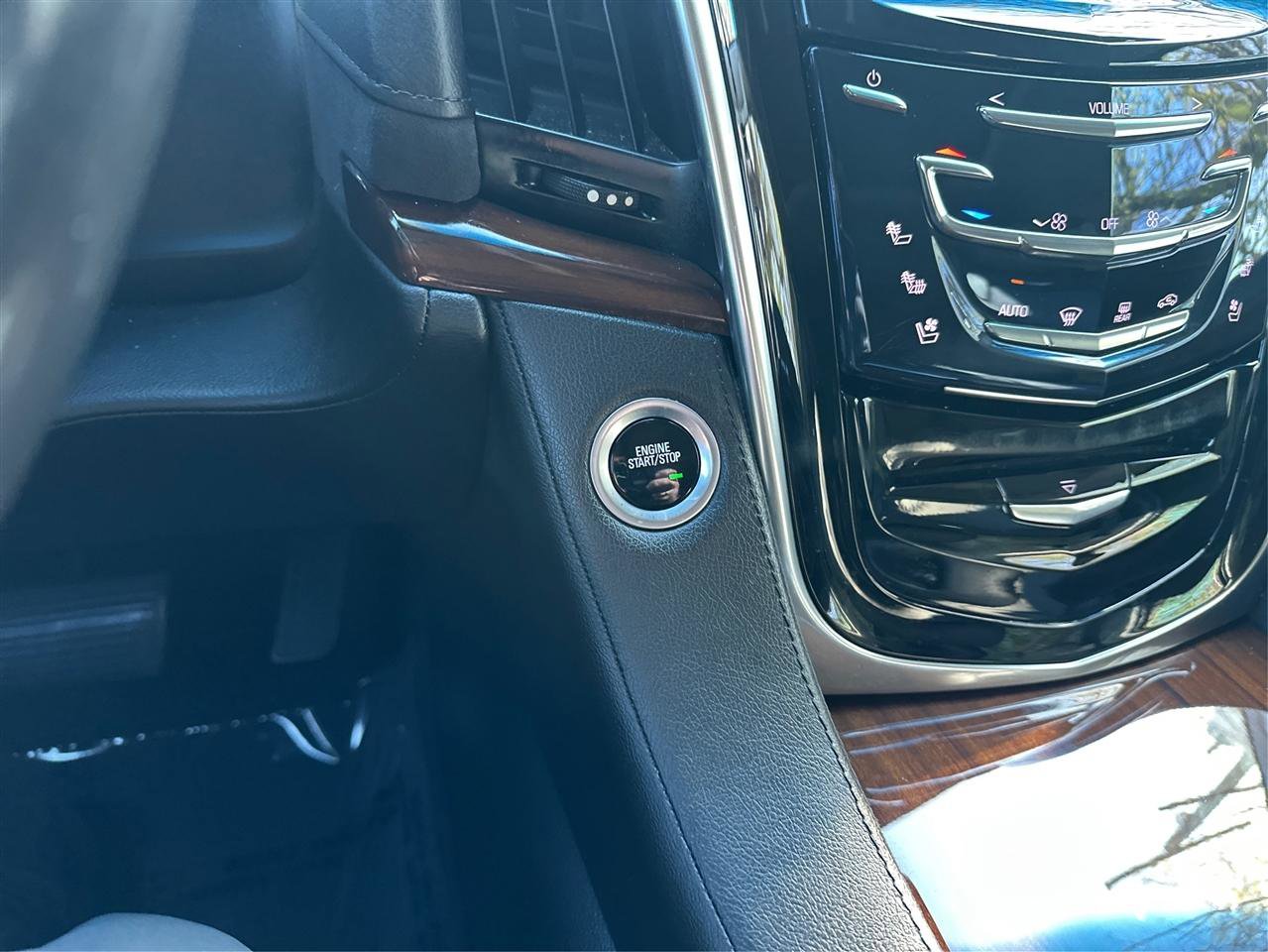 Used 2019 Cadillac Escalade Luxury w/ Escalade Sport Edition AWD/4WD image 31