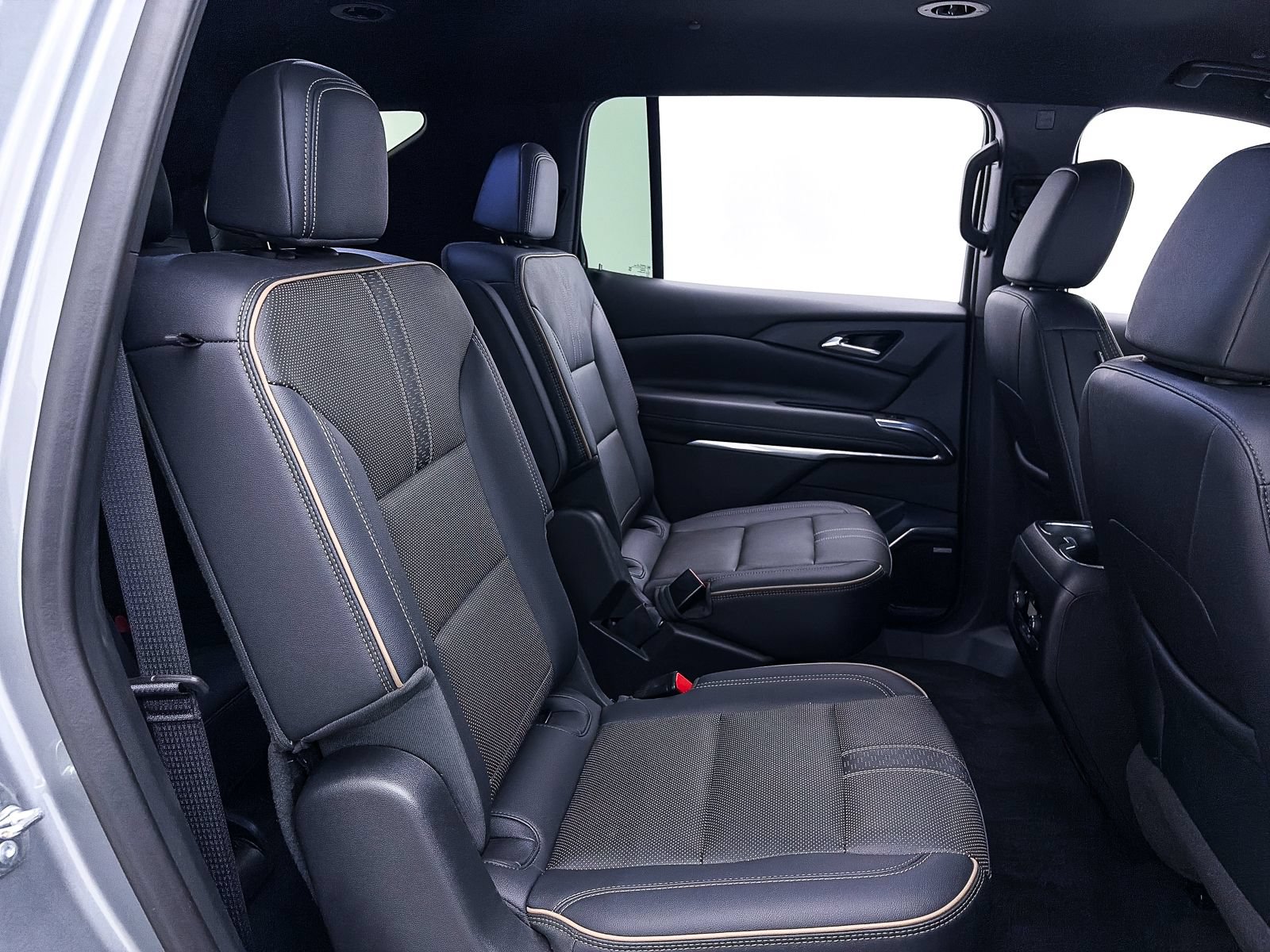 Used 2025 Chevrolet Traverse High Country FWD image 39