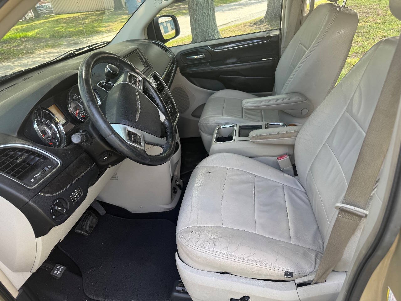 Used 2011 Chrysler Town & Country Touring FWD image 5