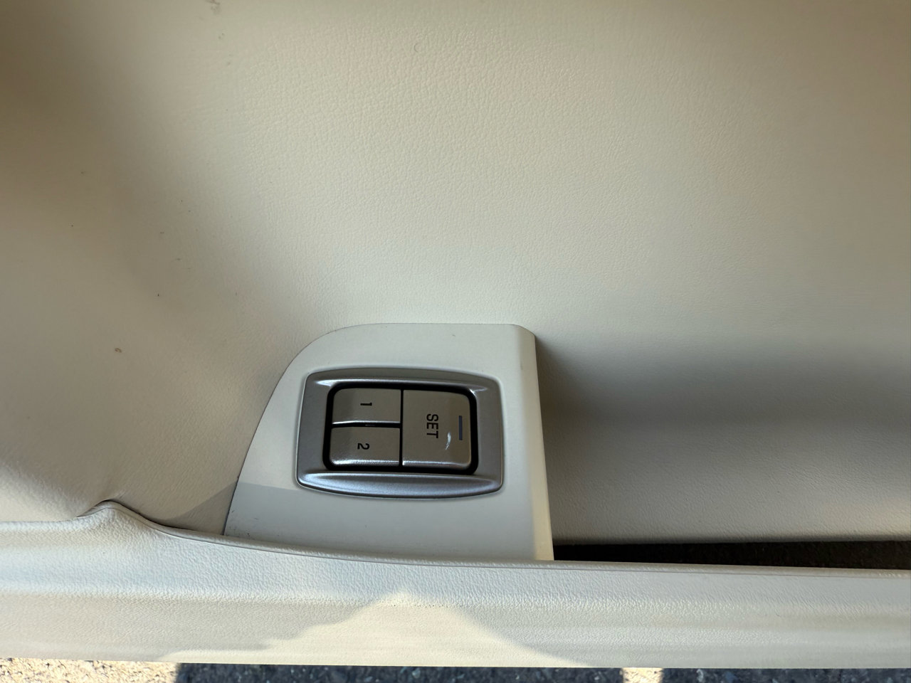 Used 2010 Jaguar XF R image 13